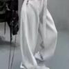 جينز نسائي أنيق من قماش الدنيم الأبيض